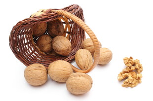 柳条篮中的核桃与核桃仁