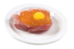 鱼子酱配蛋黄生肉美食