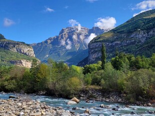 山间溪流旁的壮丽山景