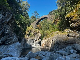 山间石桥横跨嶙峋峡谷