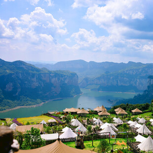湖畔山村美景