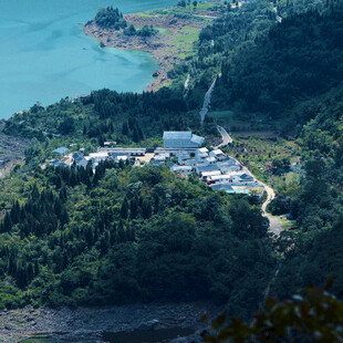 湖畔山林中的建筑群