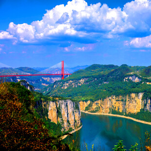 壮丽峡谷间的桥梁与美景
