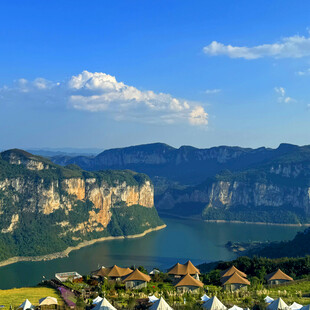 壮丽山水间的村落美景