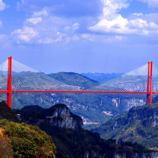 壮丽红桥横跨山峦美景