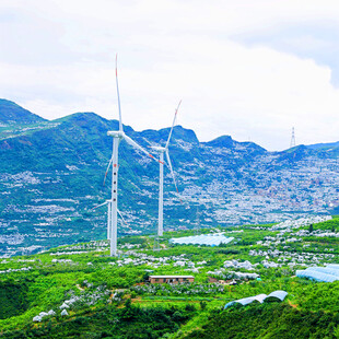 山间风力发电场美景