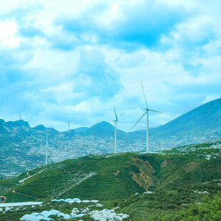 山间风车景观