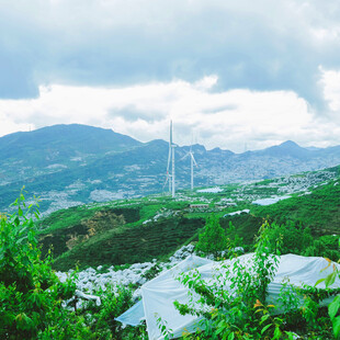 山间村落与风车景致