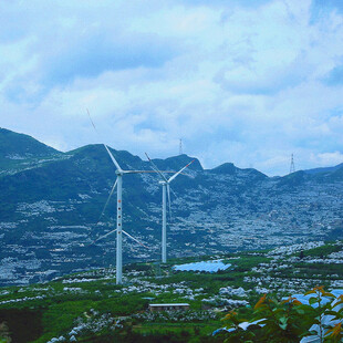 山间风力发电场美丽景致
