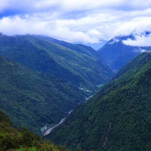 山间壮丽峡谷景观
