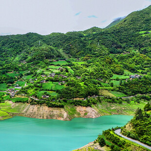 青山绿水间的秀丽湖景