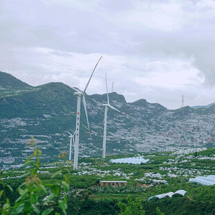 山间风力发电场美丽景致