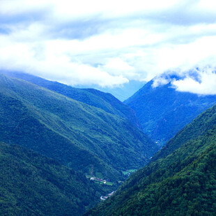 青山幽谷间的云雾美景