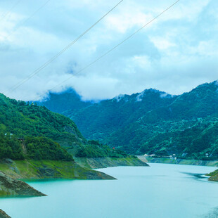 青山环绕的静谧湖水