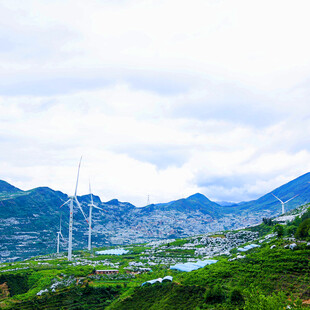 山间村落与风力发电机景观