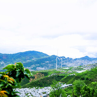 山间村落与远处山峦风景