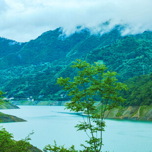 青山绿水间的秀丽湖景