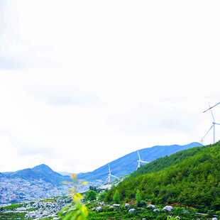 山间风电与城市美景