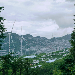 山间风车与城市景观