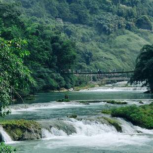 山间溪流美景
