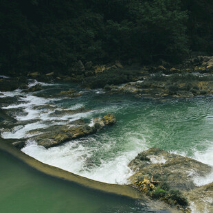 山间湍急的碧绿溪流