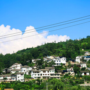 青山下的白墙村落美景