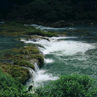 山间溪流潺潺