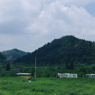 绿野山间的房车风景