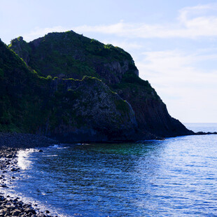 海边嶙峋峭壁与蔚蓝海水