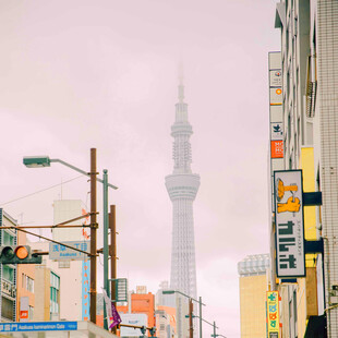东京街头与远处的晴空塔