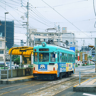 城市街头的复古有轨电车