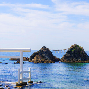 海边鸟居与海中岩石景观