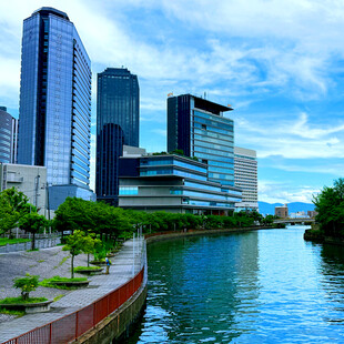 河畔现代都市风光