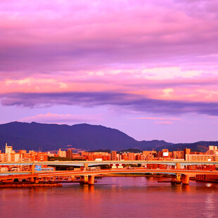 城市江畔黄昏美景