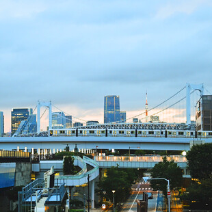 城市高架桥与现代建筑景观