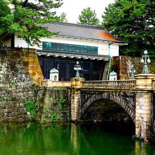 日式古桥旁的传统建筑