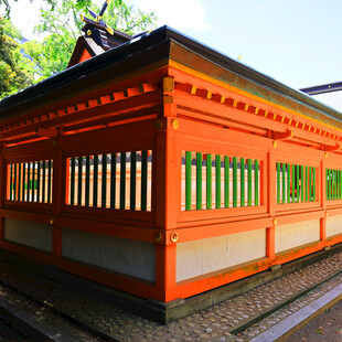 日式橙红色传统建筑一角