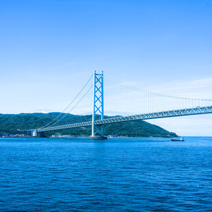 跨海大桥横跨蓝色海域