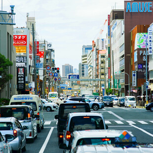 城市繁忙街道的拥堵景象