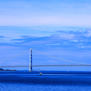 跨海大桥横跨蔚蓝海面