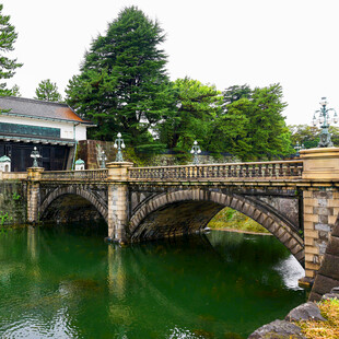 古典石桥横跨碧绿湖水