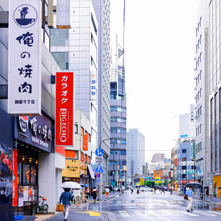 雨中繁华街道景象