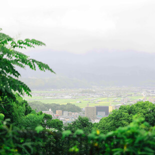 山林间远眺朦胧景色