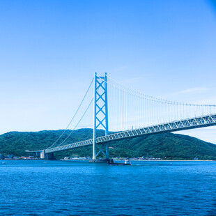 跨海大桥横跨蓝色海面