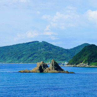 海上孤岩与青山美景