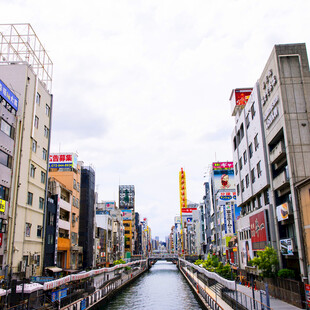 东京繁华街道旁的河道景观