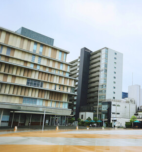 城市广场旁的现代建筑群