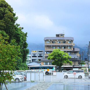 雨后街道旁的建筑