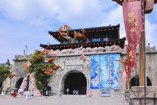 古门楼前的热闹节庆场景