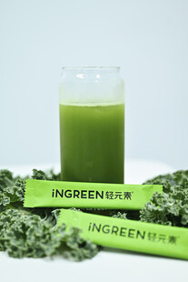 绿色蔬菜汁与新鲜蔬菜